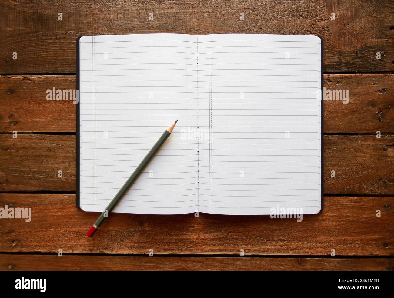 Ouvrez le carnet et le crayon sur une planche de bois vintage rustique. Ouvrez le cahier et le crayon sur une planche de bois rustique Banque D'Images