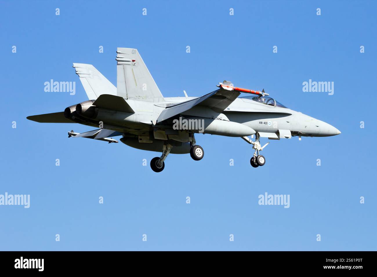 Boeing F-18 Hornet de l'armée de l'air finlandaise en approche finale. Leeuwarden, pays-Bas - 11 avril 2016 Banque D'Images