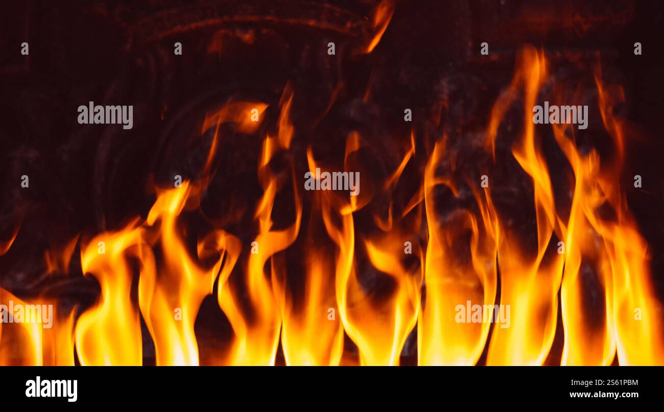 Flammes dans la cheminée. Fond de texture isolé sur un fond noir. Fond de texture flammes sur fond noir Banque D'Images