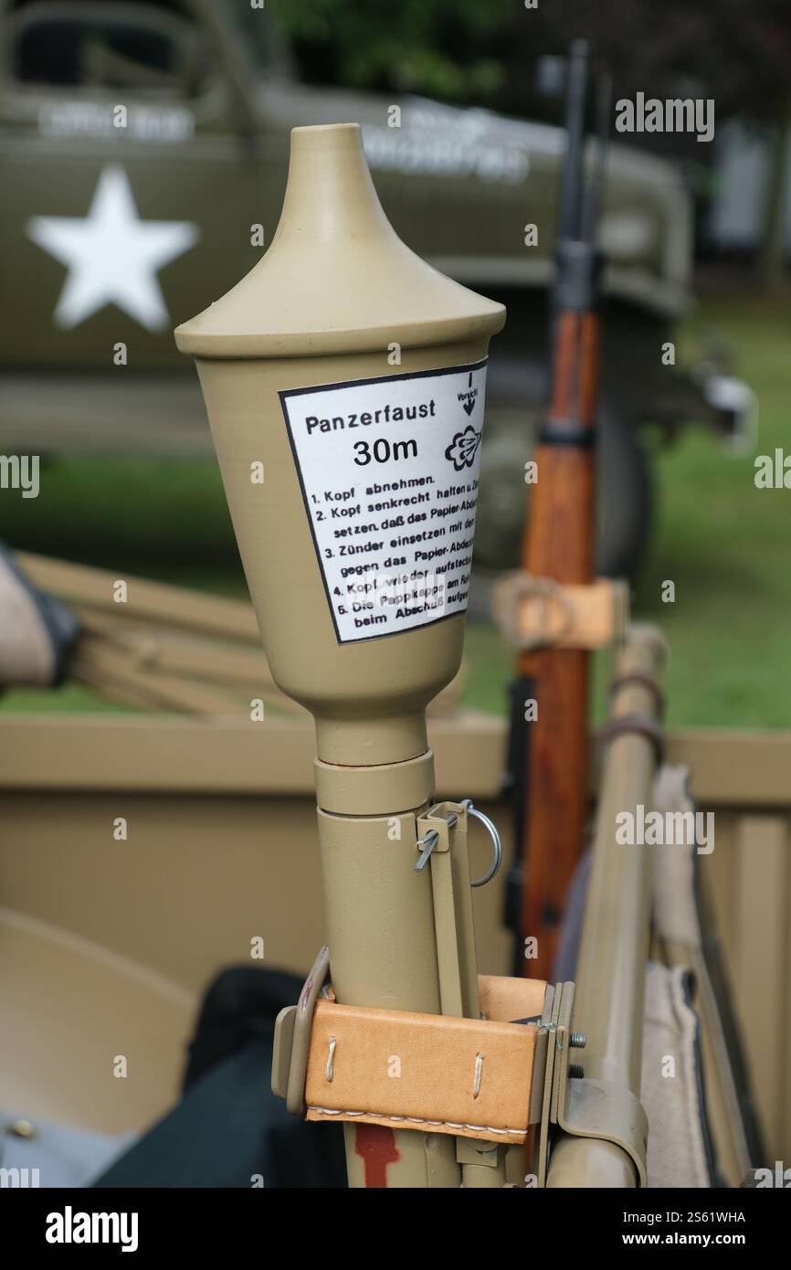 Le Panzerfaust (allemand:, lit. « tank fist » ou « armour fist ») était une famille de développement d'armes antichars portatives à tir unique Banque D'Images