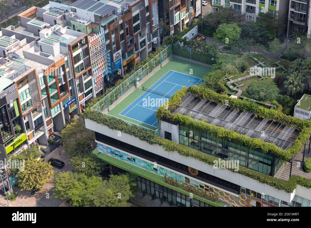 Un court de tennis sur le toit et un jardin dans un complexe d'appartements de luxe à Ho Chi Minh ville, Vietnam Banque D'Images