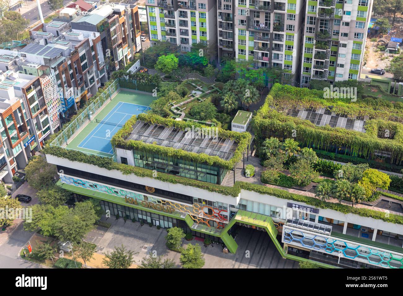 Un court de tennis sur le toit et un jardin dans un complexe d'appartements de luxe à Ho Chi Minh ville, Vietnam Banque D'Images