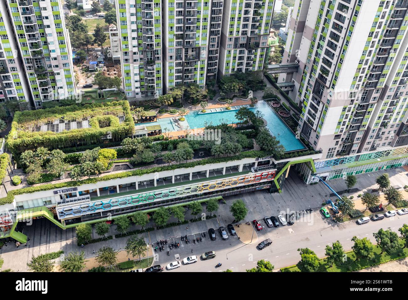 Piscines sur le toit et jardins dans un complexe d'appartements de luxe à Ho Chi Minh ville, Vietnam Banque D'Images