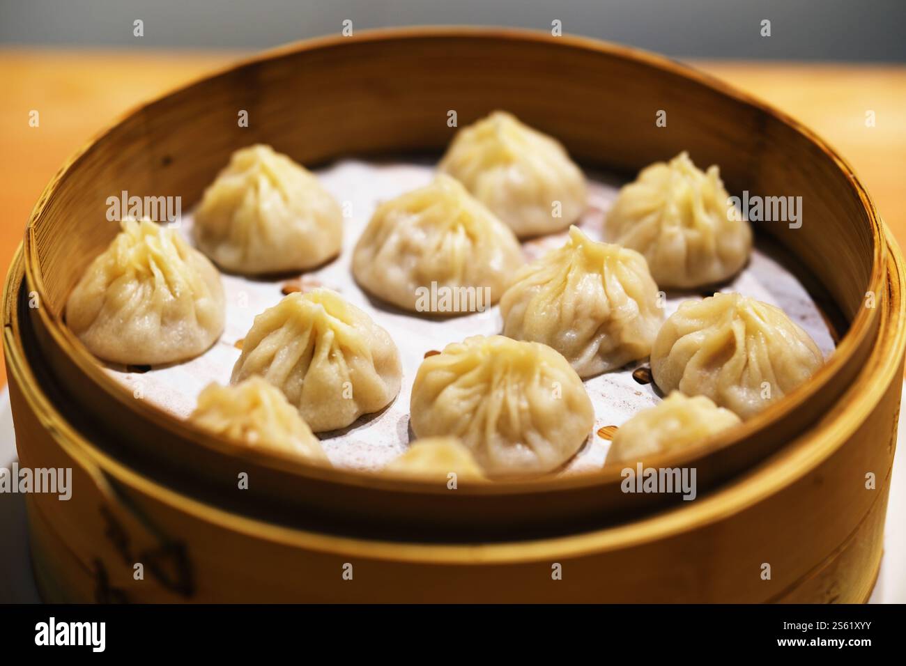 Plusieurs petits pains à soupe Tangbao dans le cuiseur vapeur. Cuisine chinoise Banque D'Images
