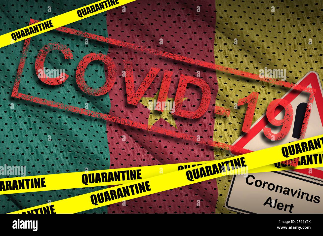 Drapeau du Cameroun et ruban jaune de quarantaine COVID-19 avec tampon rouge. Concept de coronavirus ou virus 2019-nCoV. Drapeau camerounais et quarantaine COVID-19 Banque D'Images Drapeau du Cameroun et ruban jaune de quarantaine COVID-19 avec tampon rouge. Concept de coronavirus ou virus 2019-nCoV. Drapeau camerounais et quarantaine COVID-19 Banque D'Images