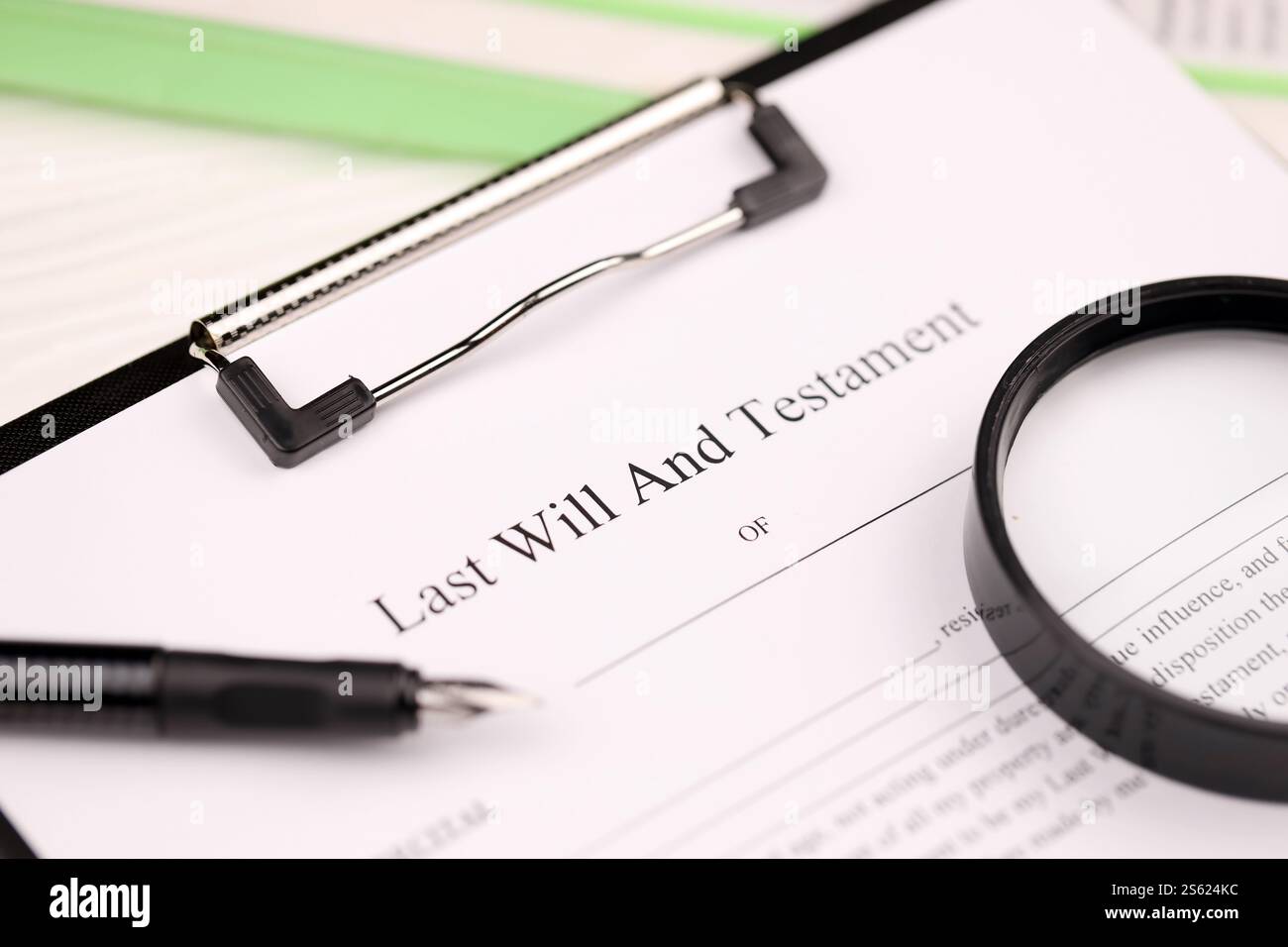 Dernier testament et testament document vierge sur tablette A4 se trouve sur la table de bureau avec stylo et loupe gros plan. Dernier testament et testament vierges Banque D'Images