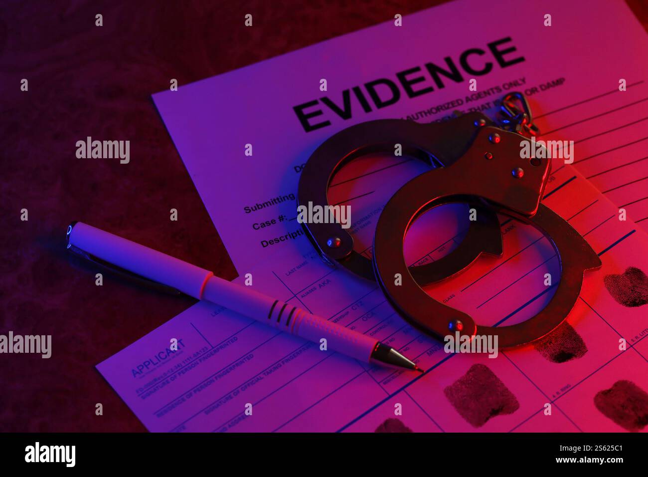 Demandeur ou empreintes digitales carte avec menottes de police sur la table dans la chambre sombre de près. Carte du demandeur ou empreintes digitales avec menottes de police sur la table Banque D'Images