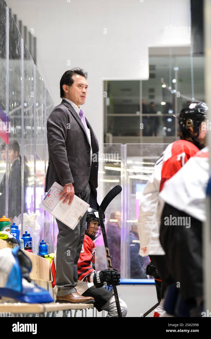 Yujiro Nakajimaya entraîneur-chef de l'équipe nationale du Japon vu lors du match entre les États-Unis et le Japon lors de la ronde préliminaire féminine du Groupe B de hockey sur glace aux Jeux de la FISU 2025 à Turin. Le Japon gagne contre les USA avec un score de 5 à 0. Banque D'Images