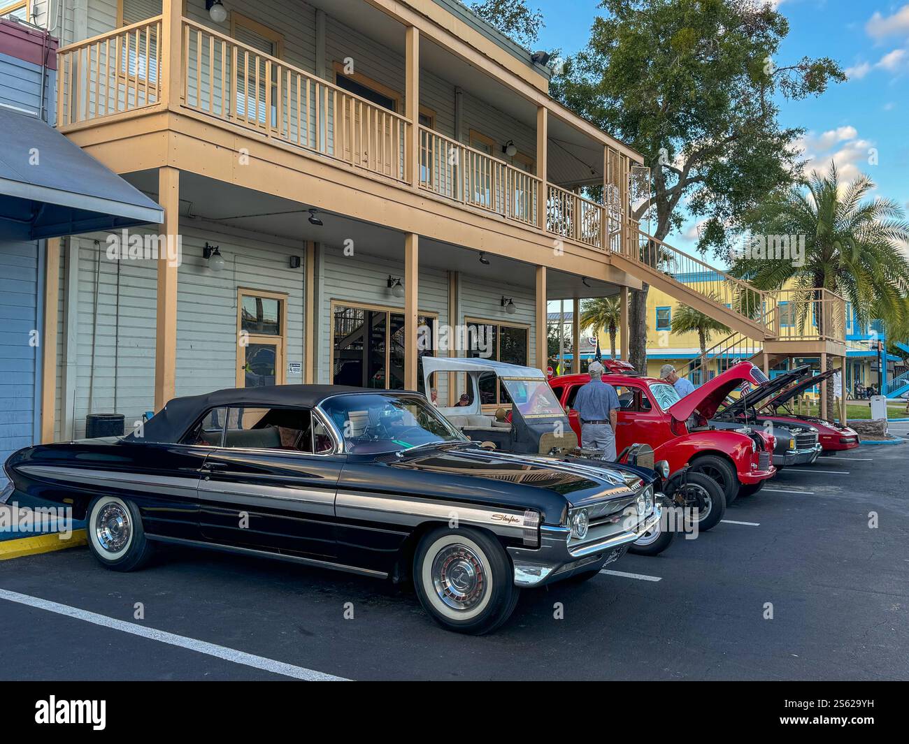 Carshow avec des voitures américaines classiques devant des bâtiments coloniaux - Image de stock capturée avec un smartphone