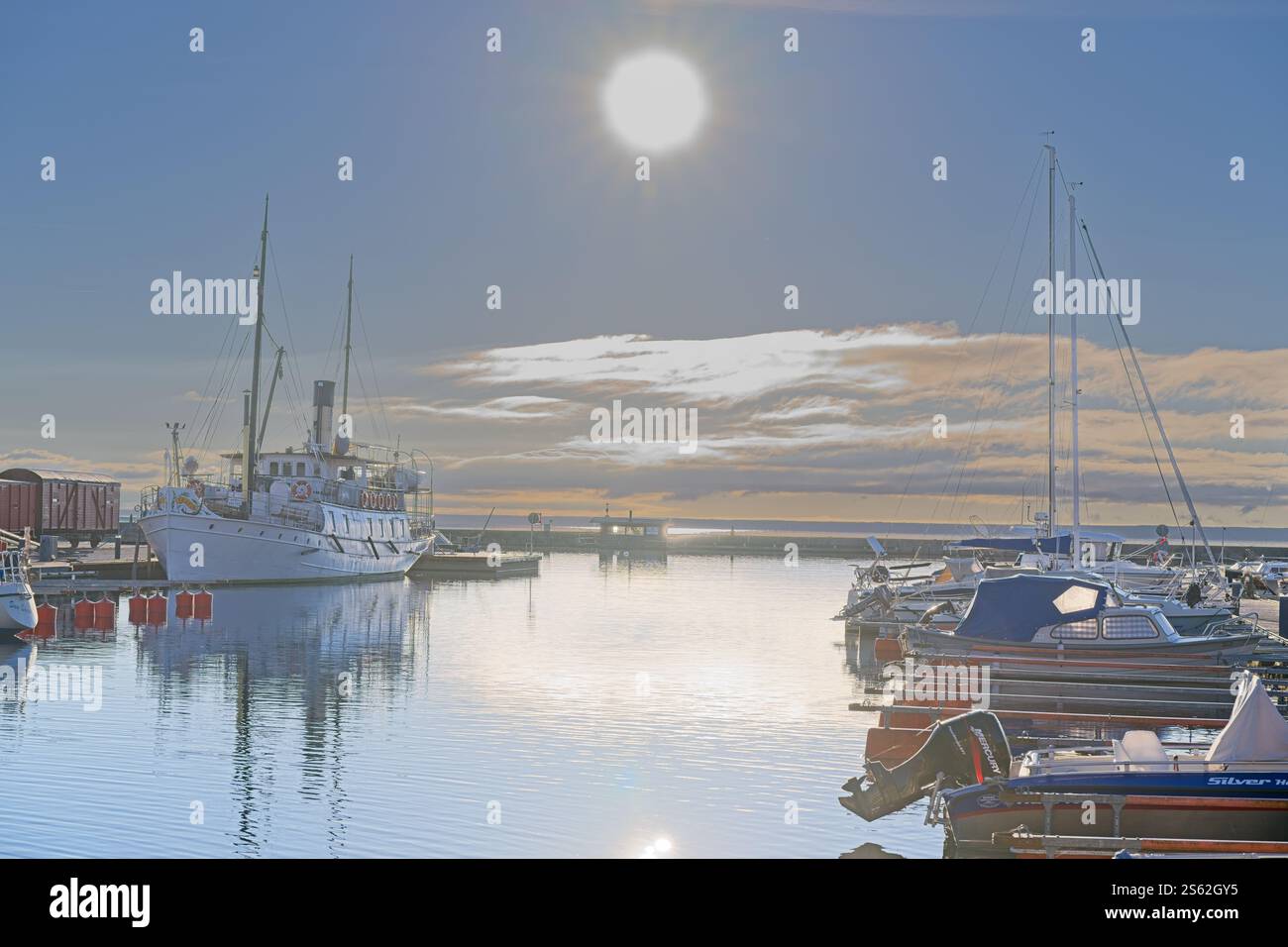 À la marina de Vaettern à Hjo à Skaraborg Suède par une journée ensoleillée en octobre Banque D'Images