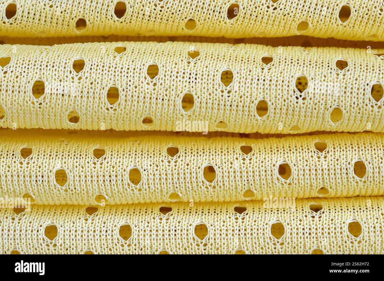 Fond de modèle textile de tissu de tissu de sport de maille jaune. Couleur jaune maillot de football vêtements tissu texture vêtements de sport. Poreux respirant Banque D'Images