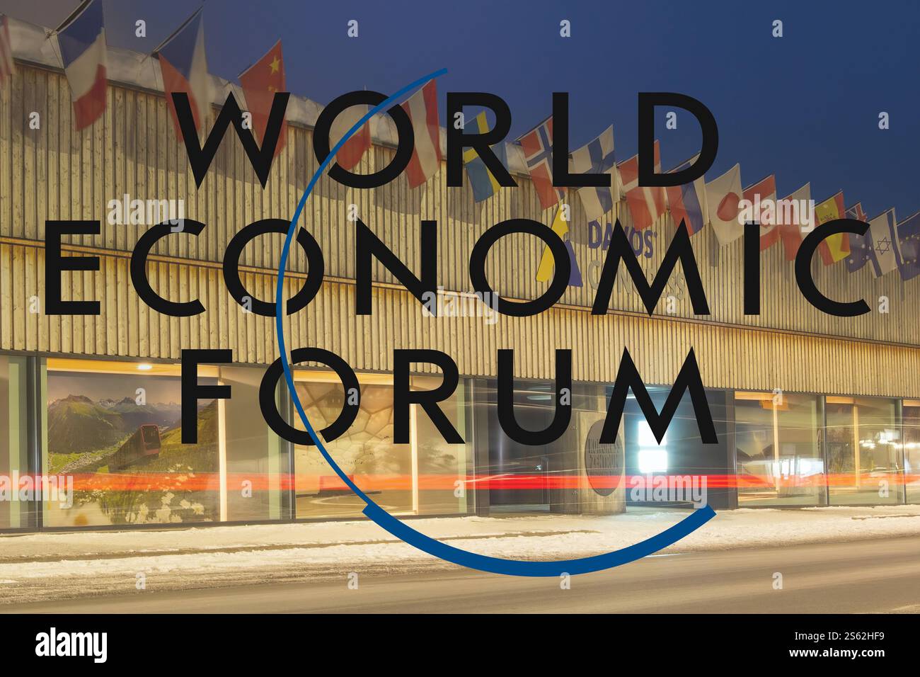 Logo du WEF (Forum économique mondial), en arrière-plan le Centre des Congrès de Davos Banque D'Images