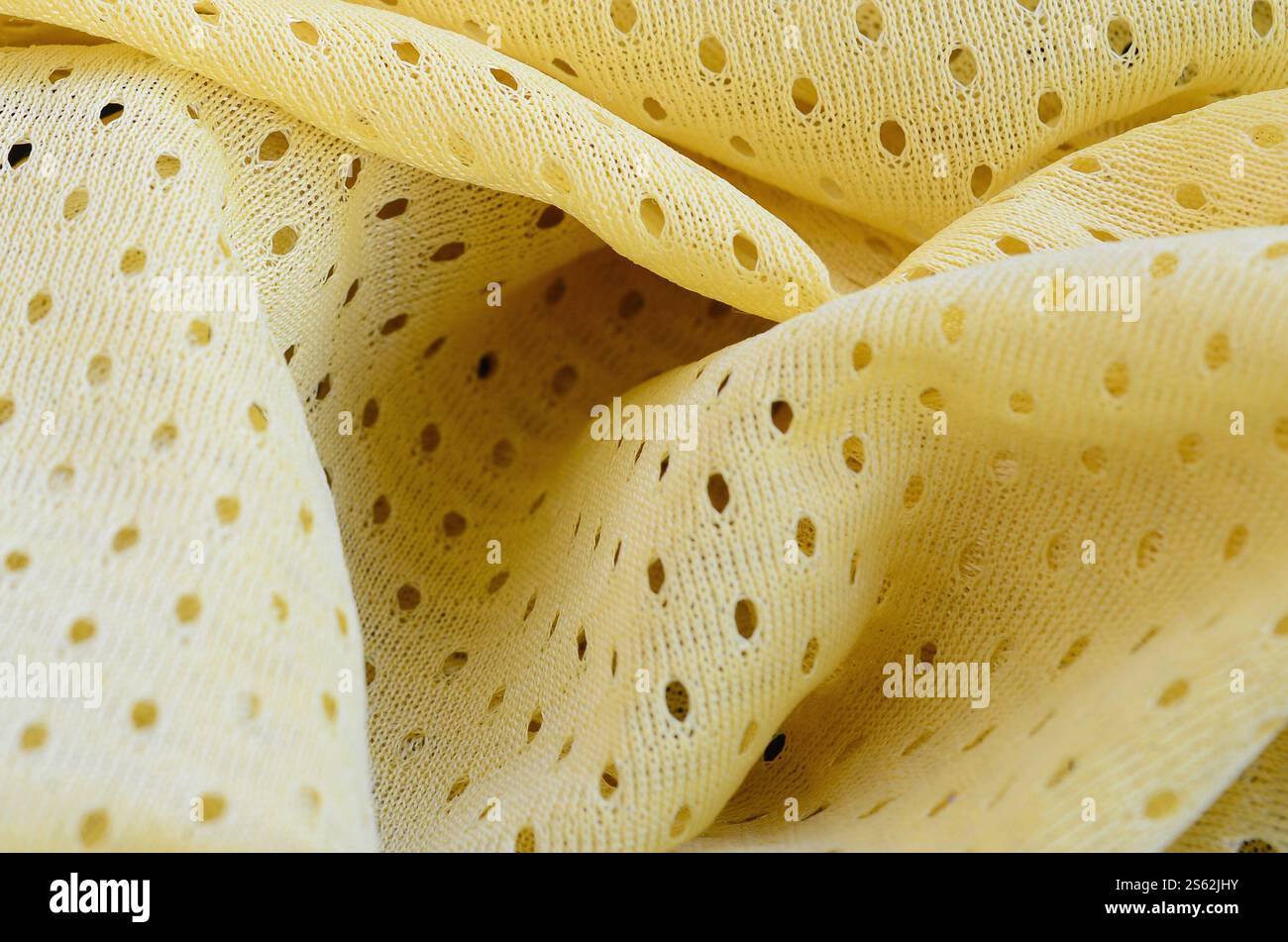 Fond de modèle textile de tissu de tissu de sport de maille jaune. Couleur jaune maillot de football vêtements tissu texture vêtements de sport. Poreux respirant Banque D'Images