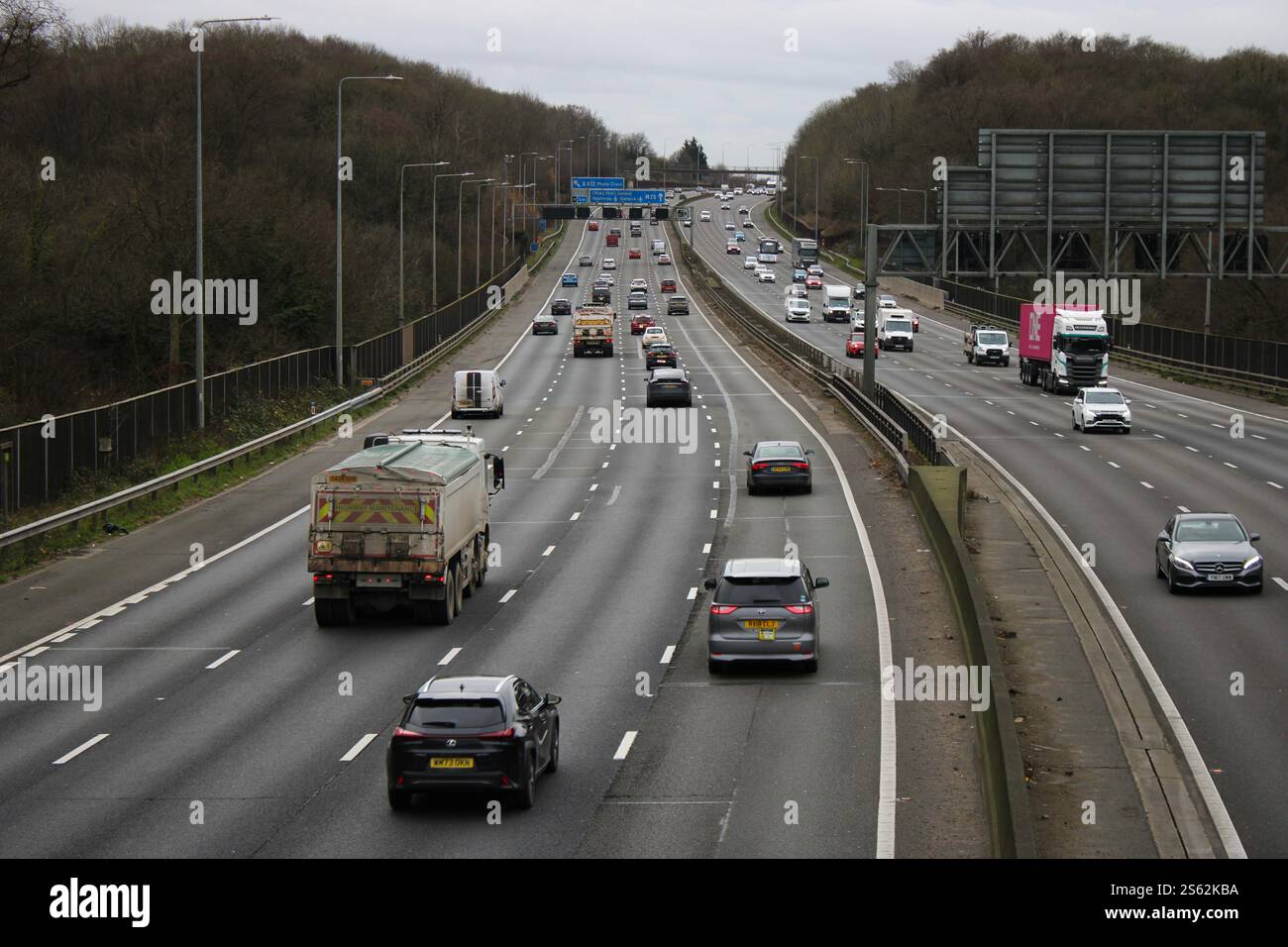 Circulation accélérée sur la M25 en sens inverse d'horloge vers la M40/M4 par la sortie 18 Banque D'Images