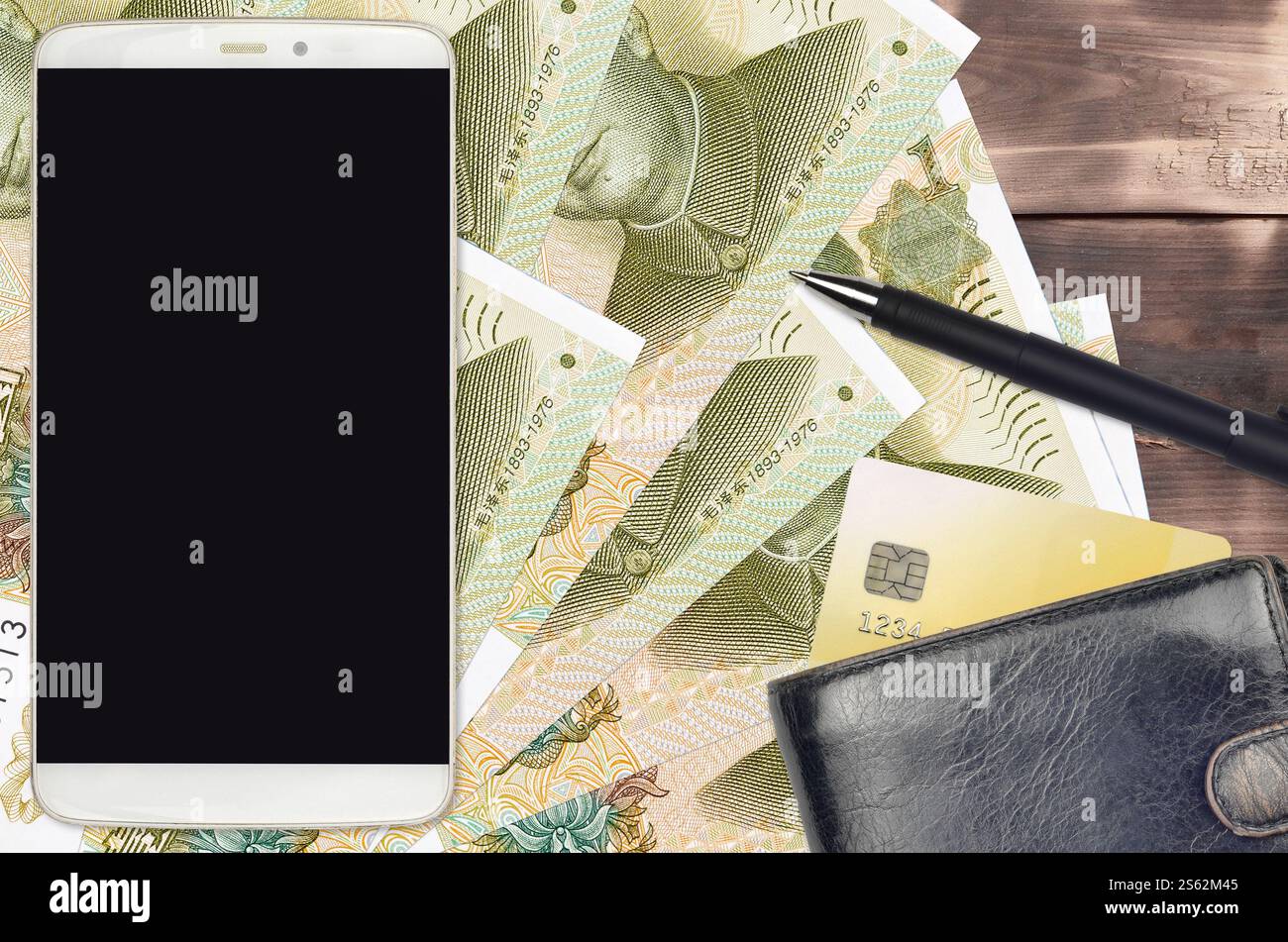1 billets de yuan chinois et smartphone avec sac à main et carte de crédit. E-paiements ou concept e-commerce. Achats en ligne et affaires avec des appareils portables Banque D'Images