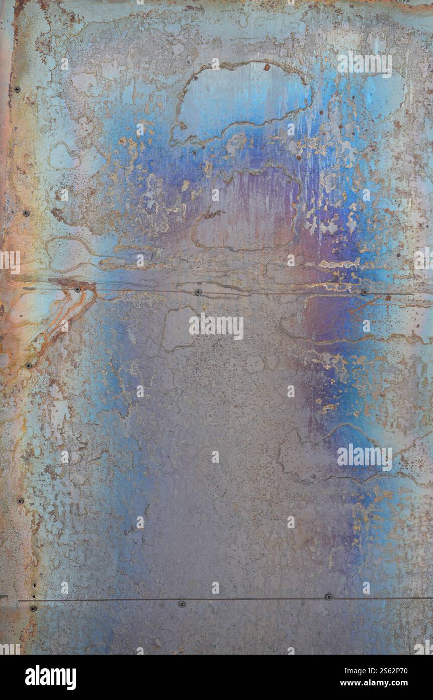 Texture de corrosion abstraite sur la tôle d'acier plaquée cuivre. Motif aléatoire dans les couleurs orange et bleu. Texture de corrosion abstraite sur le cuivre Banque D'Images