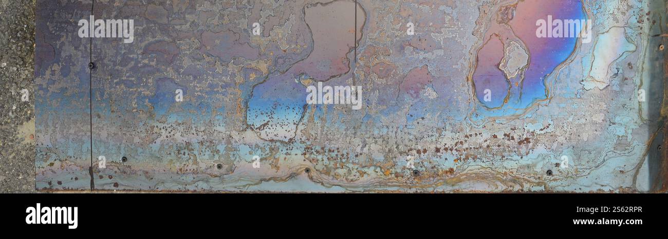 Texture de corrosion abstraite sur la tôle d'acier plaquée cuivre. Motif aléatoire dans les couleurs orange et bleu. Texture de corrosion abstraite sur le cuivre Banque D'Images