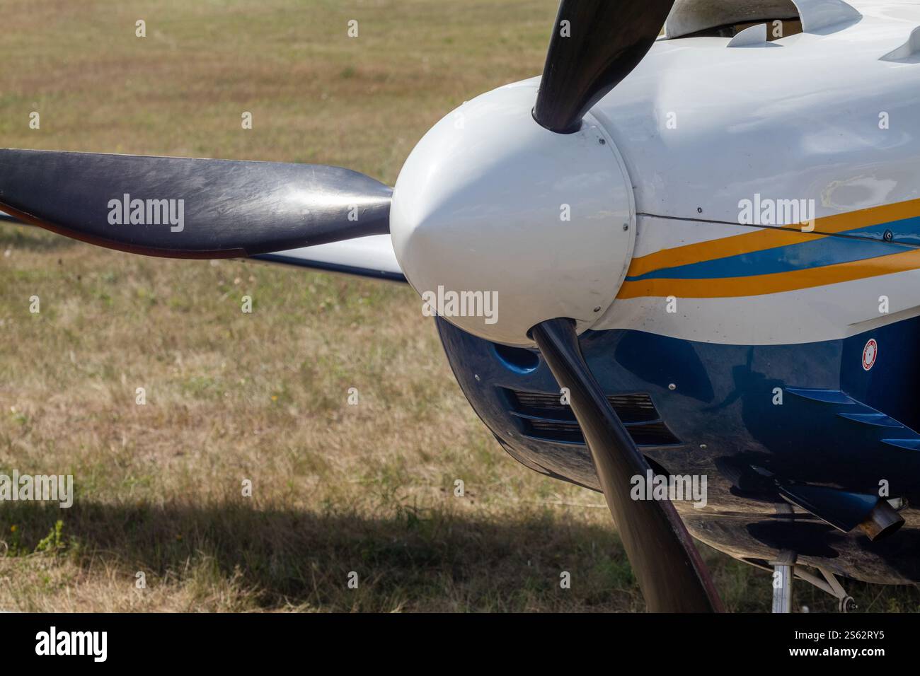 Hélice à trois pales élégante de petit avion à moteur gros plan sur le terrain d'herbe d'un spectacle aérien Banque D'Images