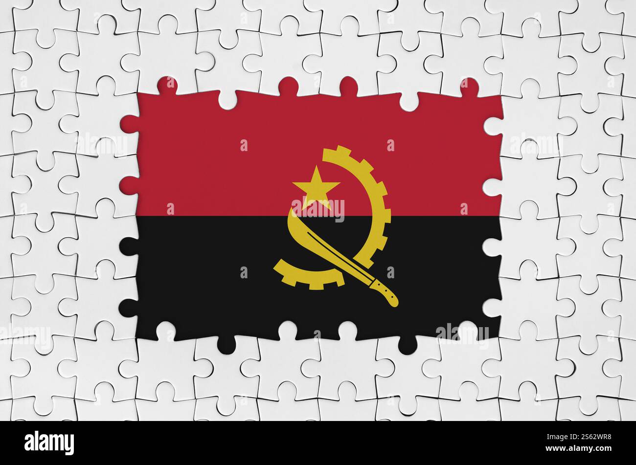 Drapeau de l'Angola dans le cadre de pièces blanches de puzzle avec des parties centrales manquantes. Drapeau de l'Angola dans le cadre de pièces blanches de puzzle avec la partie centrale manquante Banque D'Images