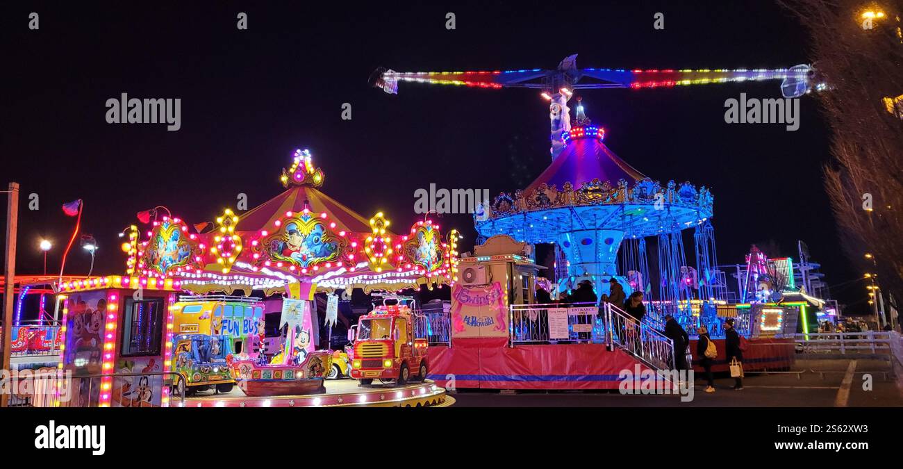 Parc d'attractions Funderland à Dublin, Irlande la nuit avec des lumières et des manèges éclairés Banque D'Images