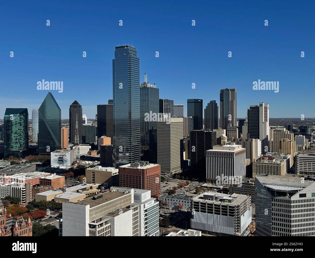 Horizon de Dallas sous un ciel bleu ensoleillé - Image de stock capturée avec un smartphone