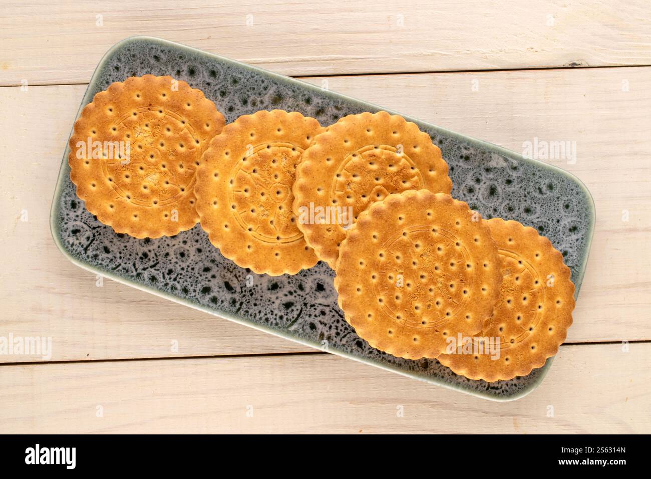 Biscuits au chocolat avec des ustensiles de cuisine faits maison, gros plan, vue de dessus et isolé sur fond blanc. Banque D'Images
