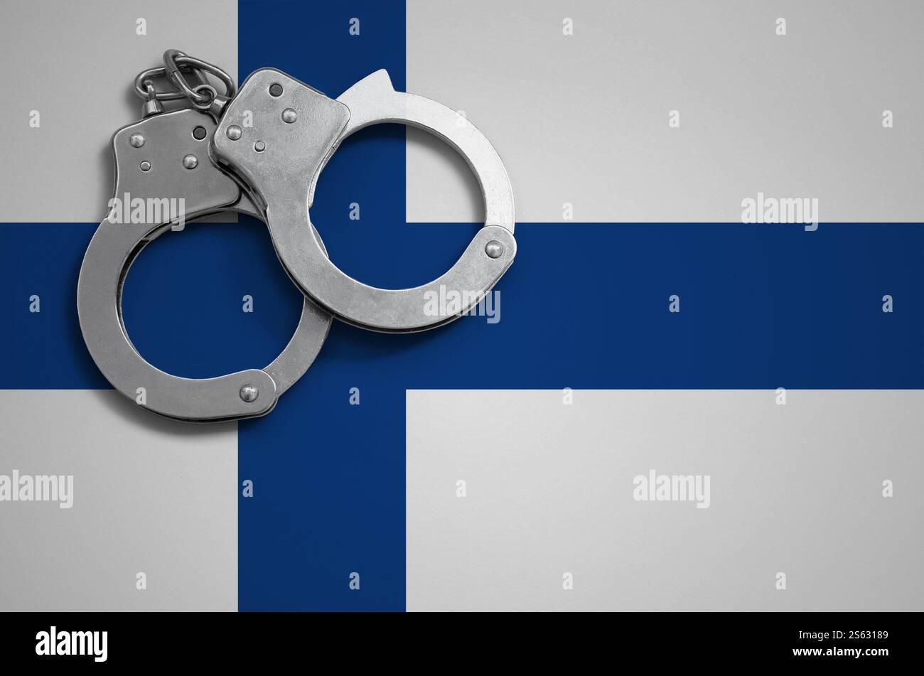 Menottes du drapeau finlandais et de la police. La notion de crime et de délits dans le pays. Menottes du drapeau finlandais et de la police. Le concept de crime et Banque D'Images