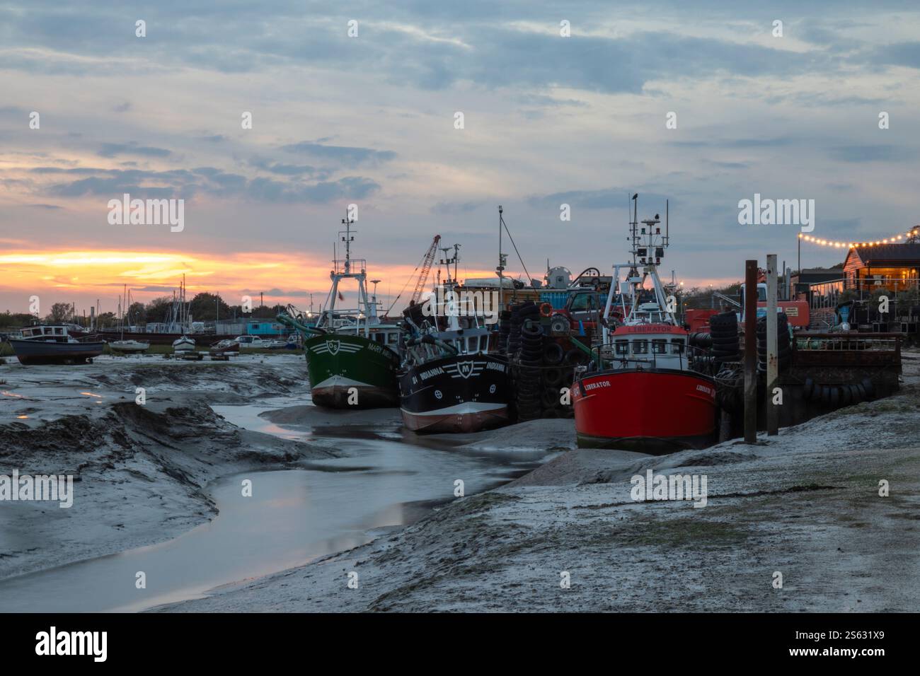 Coucher de soleil à Old Leigh, Leigh-on-Sea, Essex, Angleterre, Royaume-Uni par un froid après-midi d'automne Banque D'Images