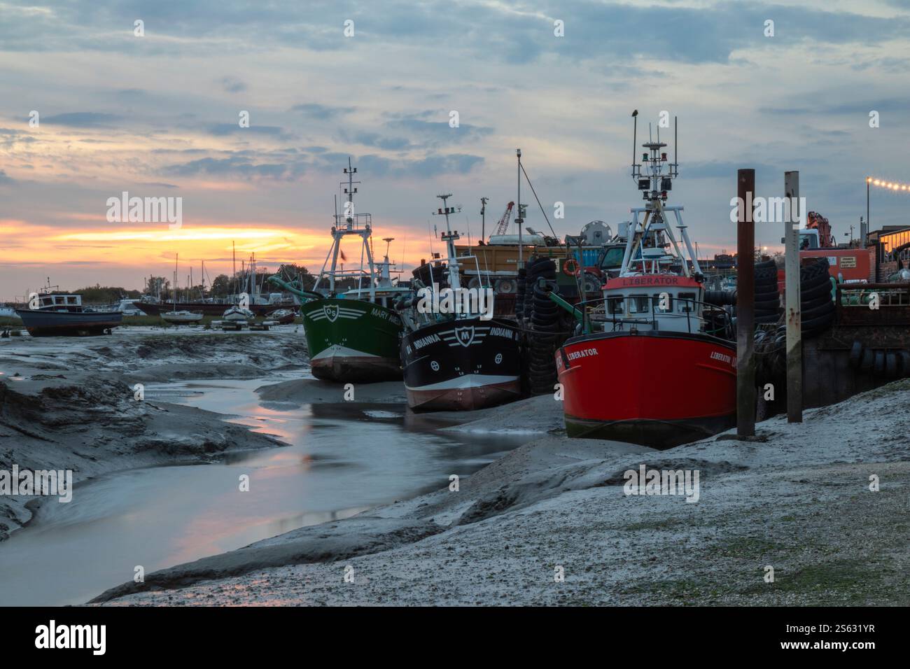 Coucher de soleil à Old Leigh, Leigh-on-Sea, Essex, Angleterre, Royaume-Uni par un froid après-midi d'automne Banque D'Images
