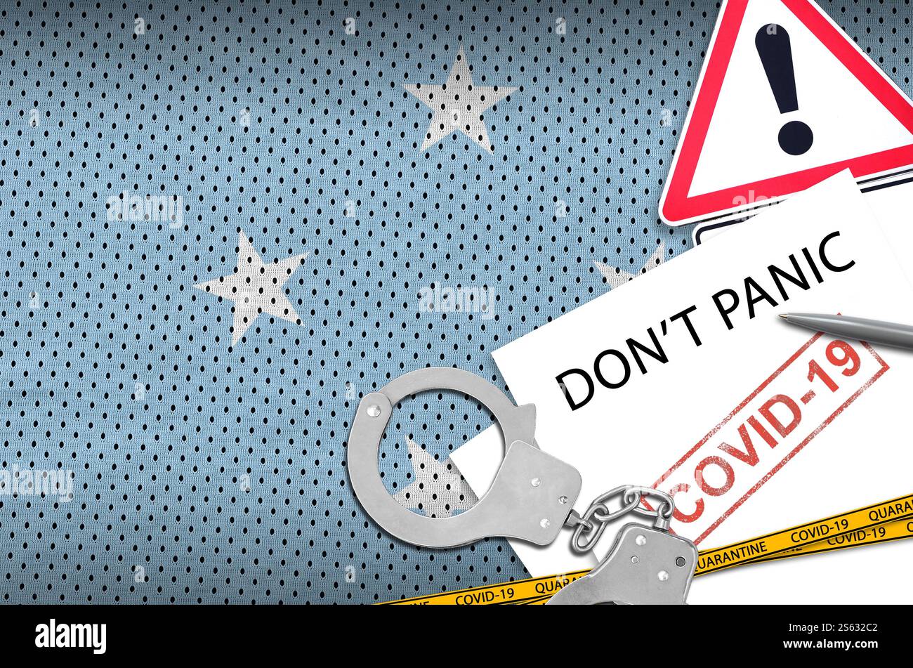 Drapeau de Micronésie et menottes de police avec inscription ne paniquez pas sur papier blanc. Concept de coronavirus ou virus pandémique 2019-nCoV. Drapeau de Micronésie et Banque D'Images
