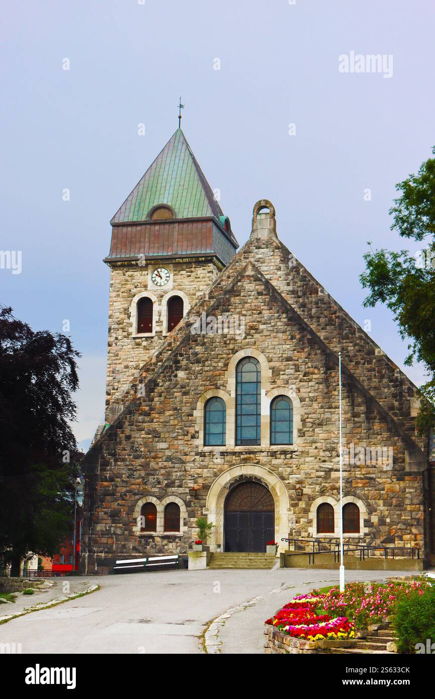 Église paroissiale de l'Église de Norvège dans la ville d'Alesund. Plus og comté de Romsdal. Norvège Banque D'Images Église paroissiale de l'Église de Norvège dans la ville d'Alesund. Plus og comté de Romsdal. Norvège Banque D'Images