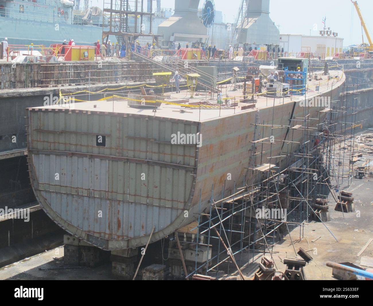 Non divulgué, Iran. 15 janvier 2025. Une photo non datée montre le processus de construction du premier navire iranien de renseignement de transmission, le Zagros, à un endroit non divulgué dans le sud de l'Iran. L'Iran a dévoilé son premier destroyer de renseignement fabriqué localement le 15 janvier 2025. (Image de crédit : © Bureau de l'armée iranienne via ZUMA Press Wire) USAGE ÉDITORIAL SEULEMENT! Non destiné à UN USAGE commercial ! Banque D'Images