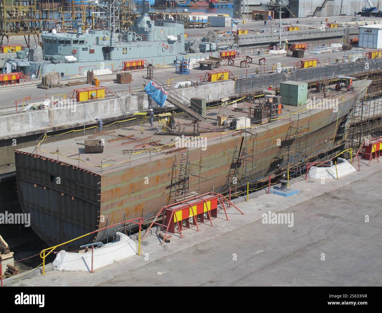 Non divulgué, Iran. 15 janvier 2025. Une photo non datée montre le processus de construction du premier navire iranien de renseignement de transmission, le Zagros, à un endroit non divulgué dans le sud de l'Iran. L'Iran a dévoilé son premier destroyer de renseignement fabriqué localement le 15 janvier 2025. (Image de crédit : © Bureau de l'armée iranienne via ZUMA Press Wire) USAGE ÉDITORIAL SEULEMENT! Non destiné à UN USAGE commercial ! Banque D'Images