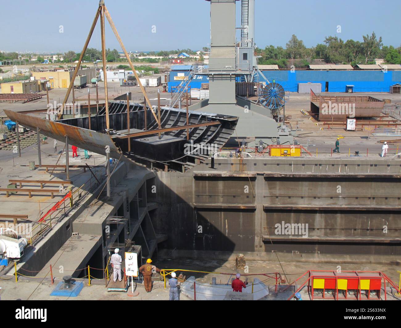 Non divulgué, Iran. 15 janvier 2025. Une photo non datée montre le processus de construction du premier navire iranien de renseignement de transmission, le Zagros, à un endroit non divulgué dans le sud de l'Iran. L'Iran a dévoilé son premier destroyer de renseignement fabriqué localement le 15 janvier 2025. (Image de crédit : © Bureau de l'armée iranienne via ZUMA Press Wire) USAGE ÉDITORIAL SEULEMENT! Non destiné à UN USAGE commercial ! Banque D'Images