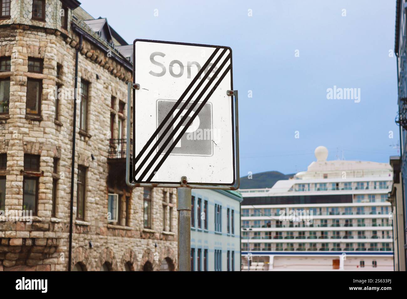 Alesund, Norvège - 02 août 2024 : panneau de transport Banque D'Images