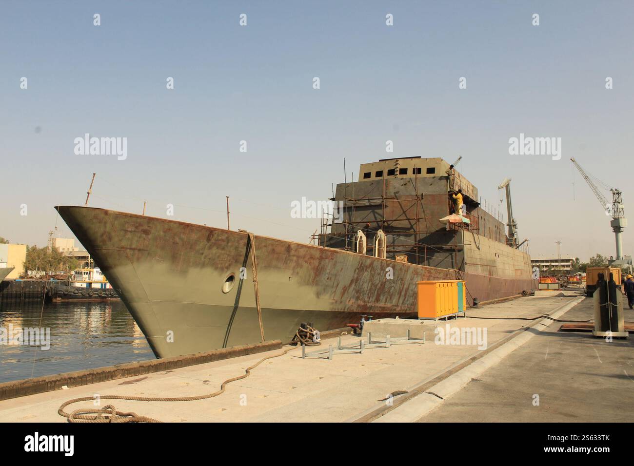 Non divulgué, Iran. 15 janvier 2025. Une photo non datée montre le processus de construction du premier navire iranien de renseignement de transmission, le Zagros, à un endroit non divulgué dans le sud de l'Iran. L'Iran a dévoilé son premier destroyer de renseignement fabriqué localement le 15 janvier 2025. (Image de crédit : © Bureau de l'armée iranienne via ZUMA Press Wire) USAGE ÉDITORIAL SEULEMENT! Non destiné à UN USAGE commercial ! Banque D'Images