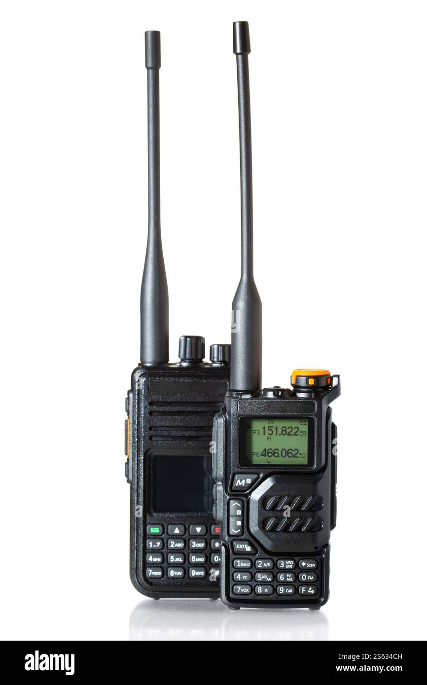 Deux émetteurs radio portatifs isolés sur le fond blanc Banque D'Images