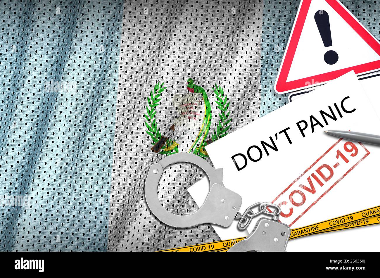 Drapeau guatémaltèque et menottes de police avec inscription ne paniquez pas sur papier blanc. Concept de coronavirus ou virus pandémique 2019-nCoV. Drapeau Guatemala et Banque D'Images