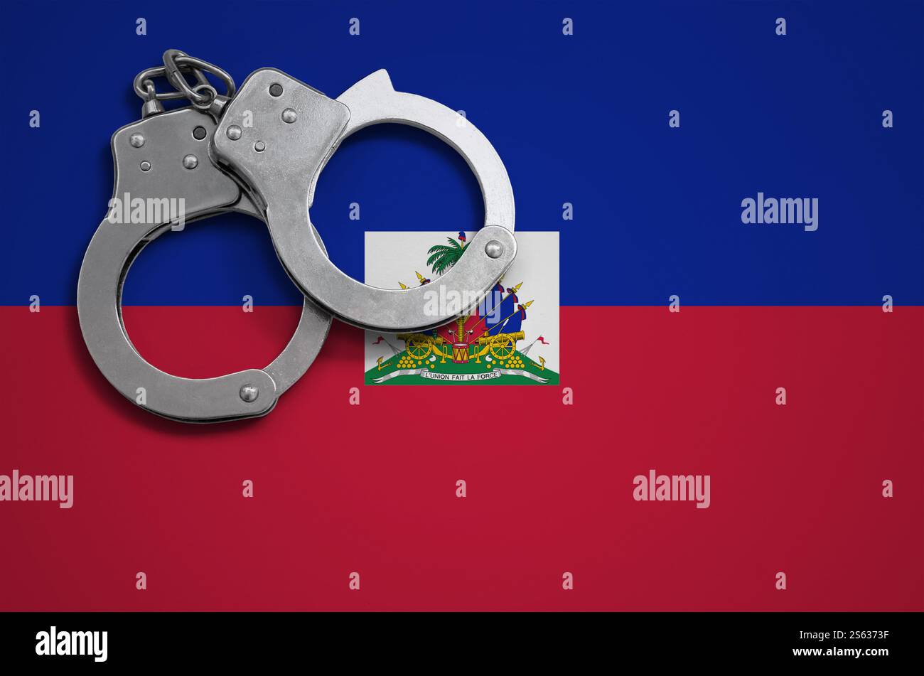 Drapeau d'Haïti et menottes de police. La notion de crime et de délits dans le pays. Drapeau d'Haïti et menottes de police. La notion de crime et de délits Banque D'Images