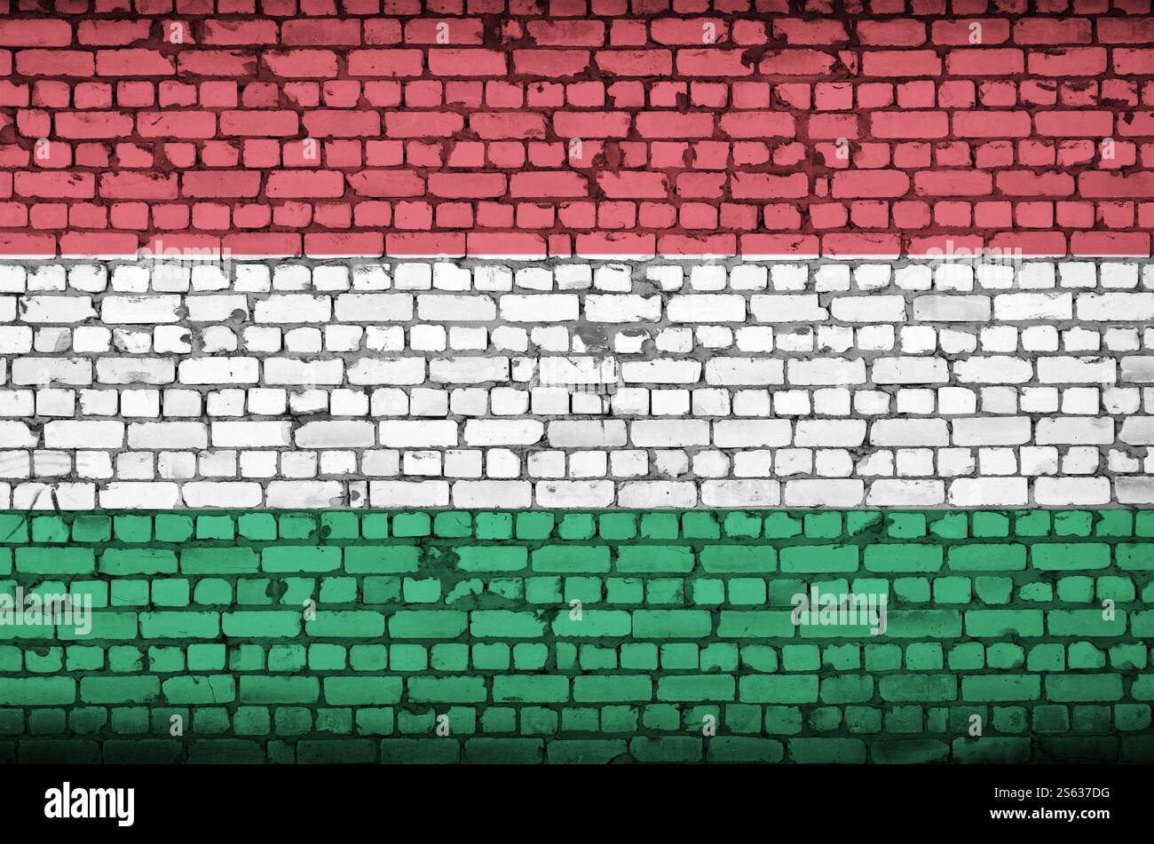 Drapeau de la Hongrie est peint sur un vieux mur de brique Banque D'Images
