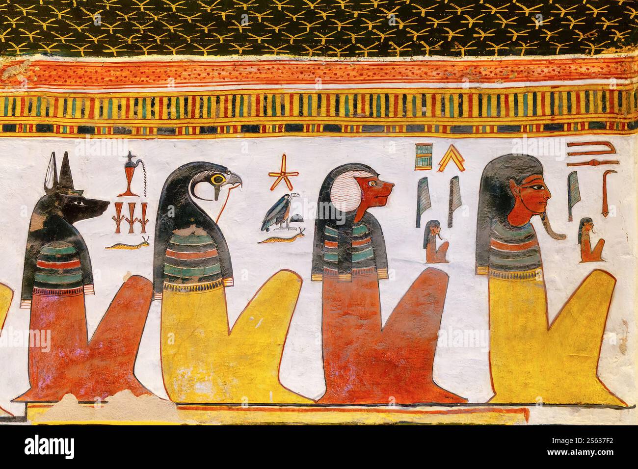 Gros plan de peintures colorées de dieux égyptiens (quatre fils d'Horus) dans le tombeau de Néfertari dans la vallée des Reines, Louxor rive ouest, Egypte Banque D'Images