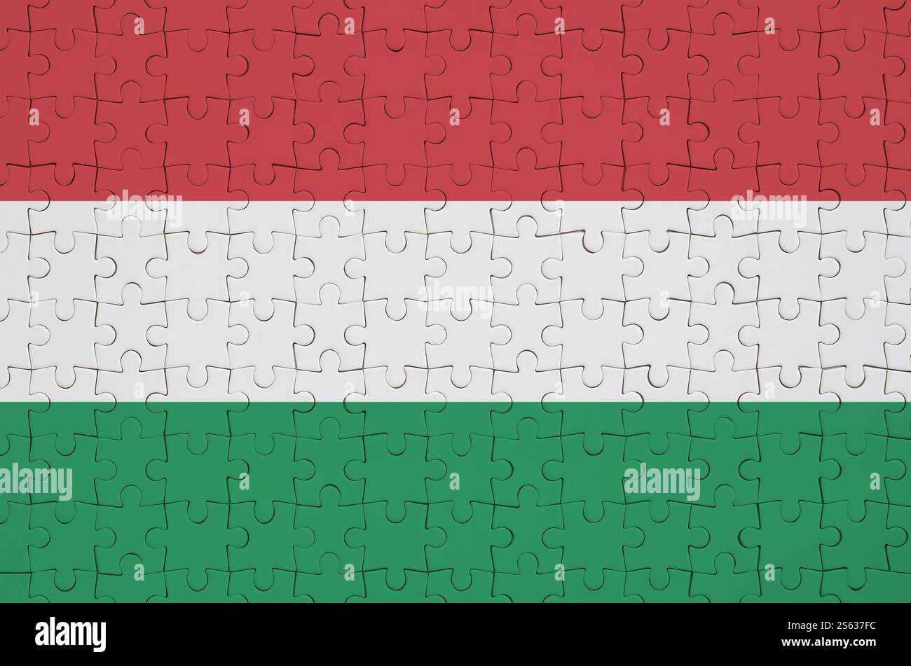 Le drapeau de la Hongrie est représenté sur un puzzle plié Banque D'Images