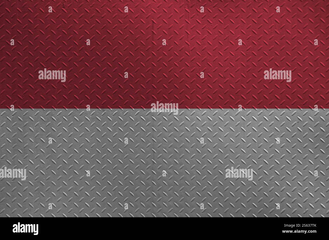 Drapeau indonésien représenté dans les couleurs de peinture sur la vieille plaque de métal brossé ou le mur en gros plan. Bannière texturée sur fond brut. Drapeau indonésien représenté à la Banque D'Images