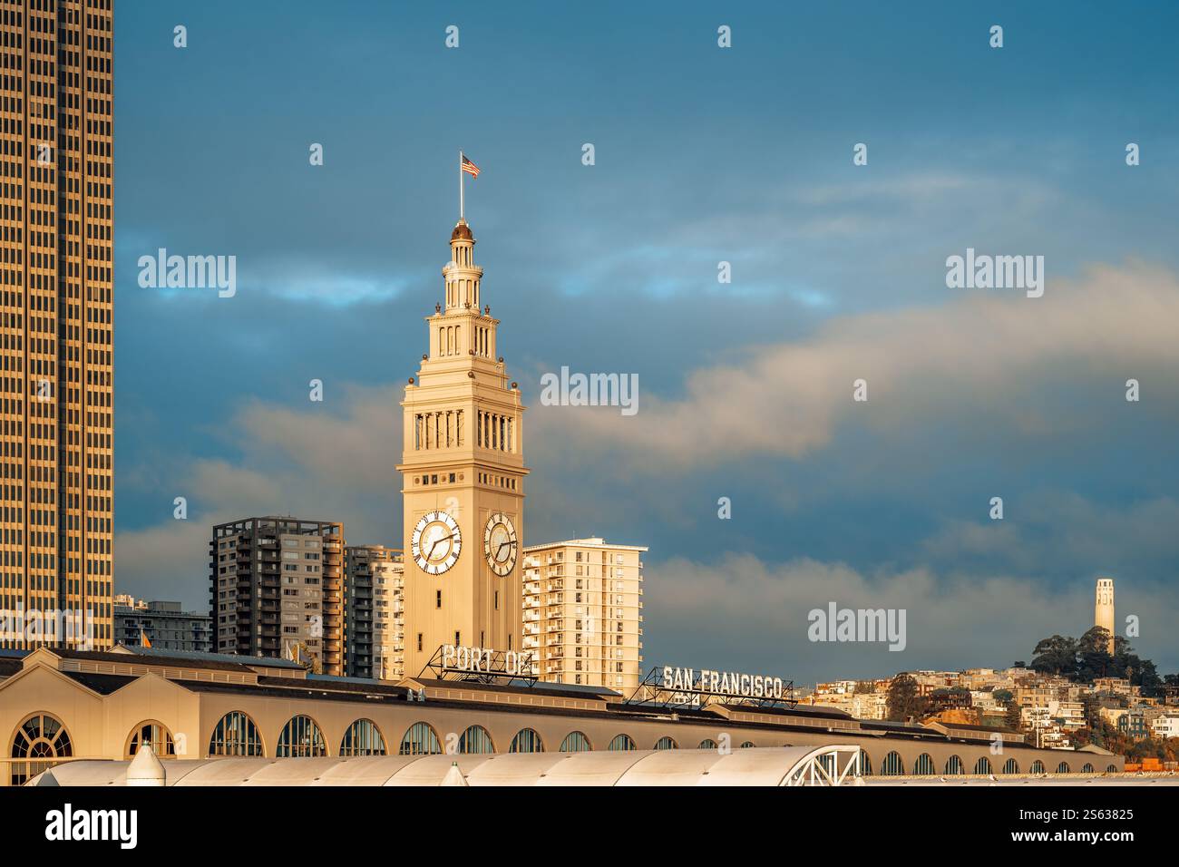 le bâtiment du ferry de san francisco dans la lumière du matin Banque D'Images