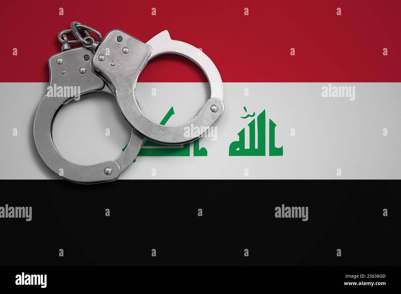 Drapeau irakien et menottes de police. La notion de crime et de délits dans le pays. Drapeau irakien et menottes de police. La notion de crime et de délits Banque D'Images