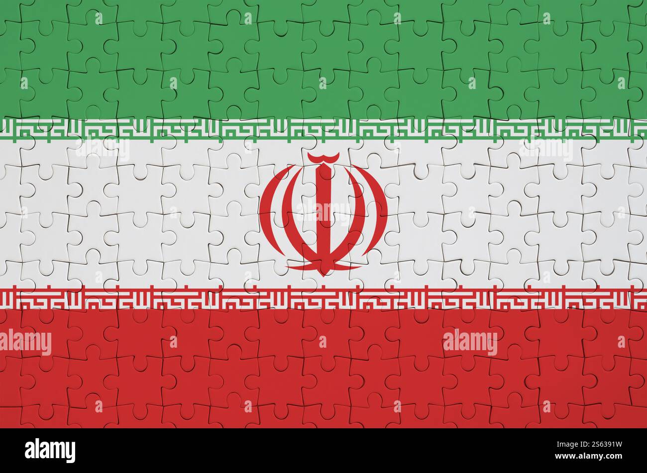 Le drapeau iranien est représenté sur un puzzle plié Banque D'Images