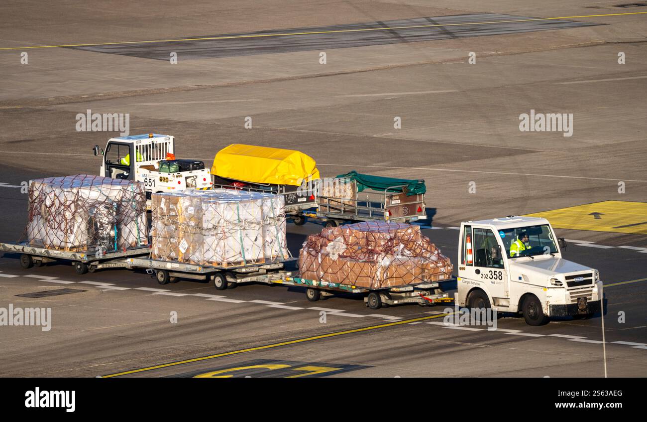 Aéroport de Düsseldorf, palettes de fret aérien sont transportées, Düsseldorf, Rhénanie du Nord-Westphalie, Allemagne, Banque D'Images