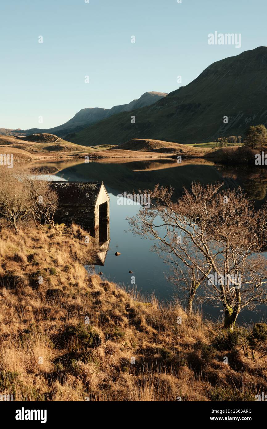 Une maison de bateau se trouve au bord des lacs de Cregennan, ou Llynnau Cregennan, près d'Arthog, Dolgellau et l'estuaire de Mawddach dans le nord du pays de Galles Banque D'Images