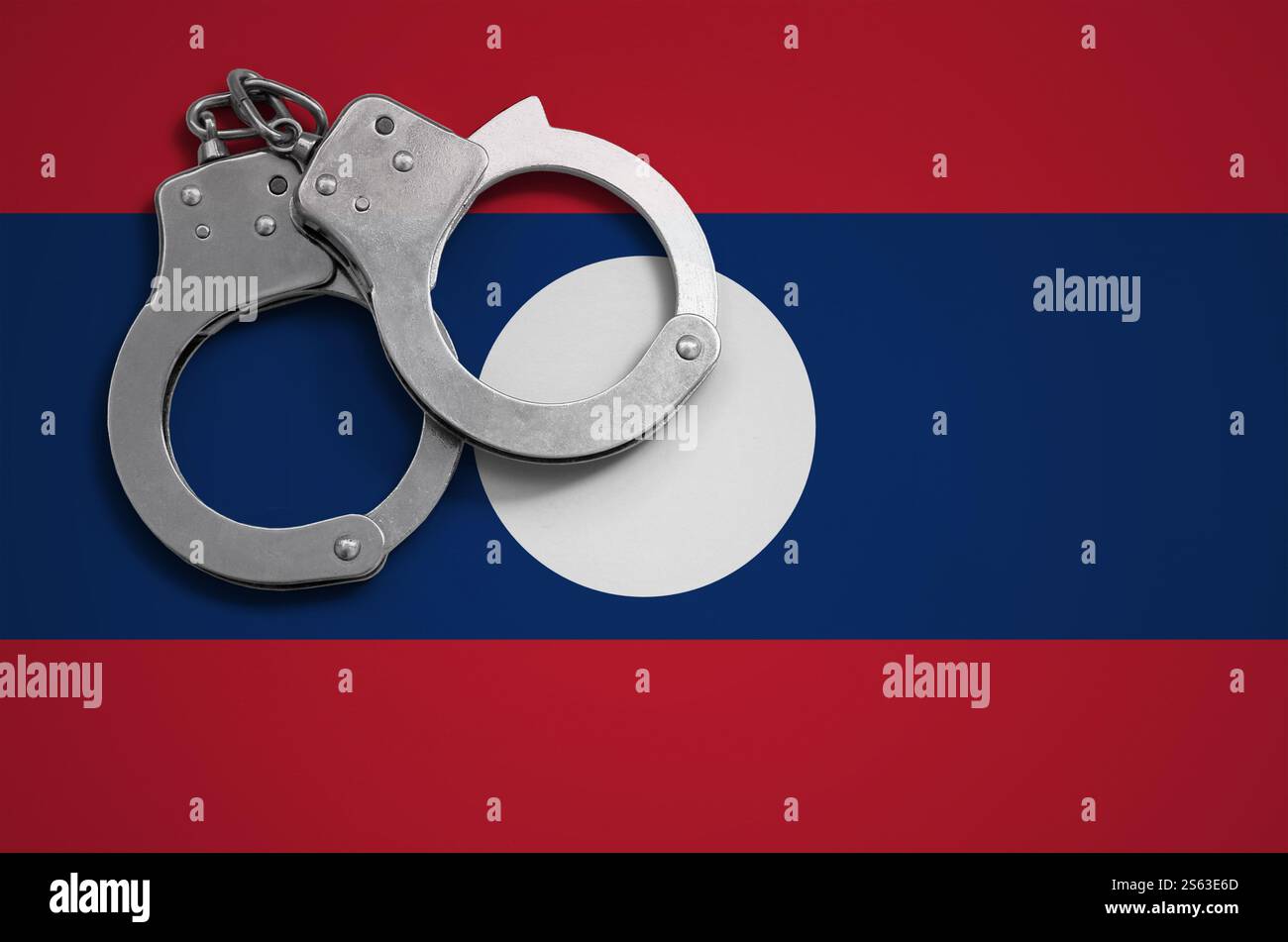 Drapeau du Laos et menottes policières. La notion de crime et de délits dans le pays. Drapeau du Laos et menottes policières. La notion de crime et de délits Banque D'Images