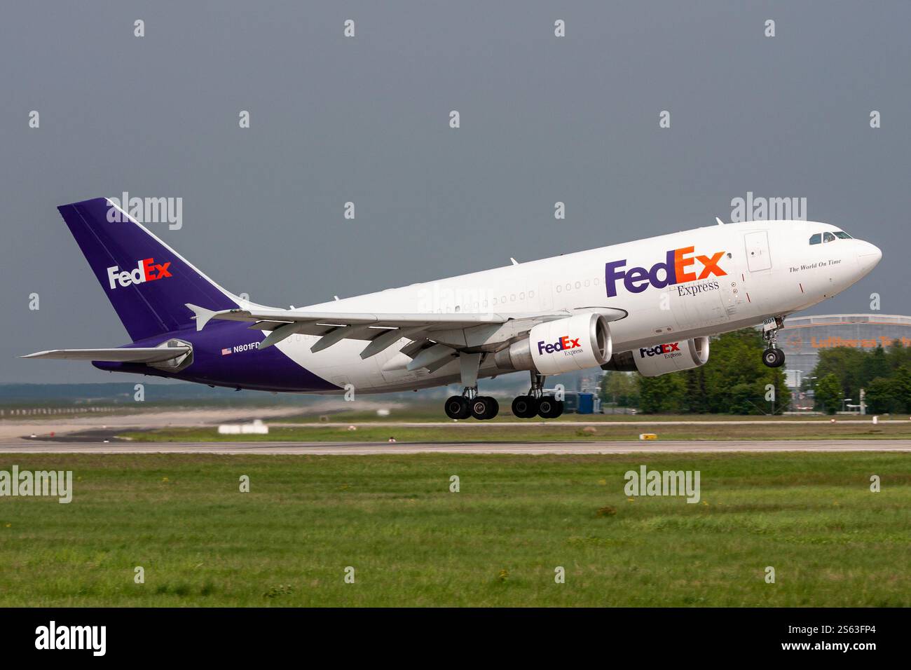 FedEx Express Airbus A310-300F immatriculé N801FD vient de voler à l'aéroport de Francfort Banque D'Images